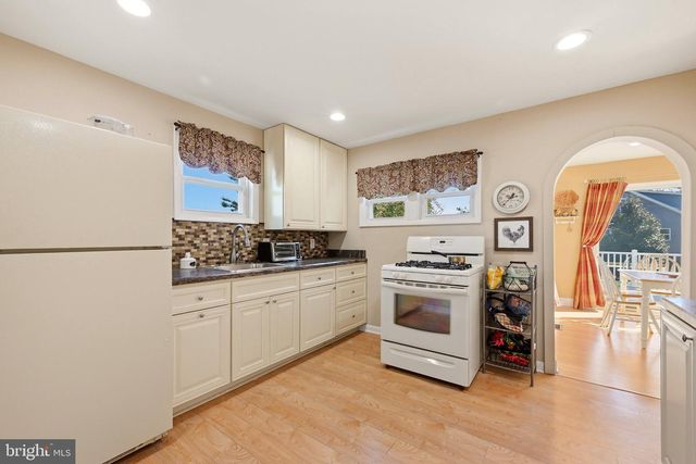 224 E LINWOOD AVE, Maple Shade, NJ 08052