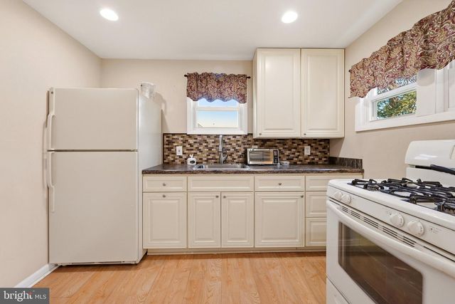 224 E LINWOOD AVE, Maple Shade, NJ 08052