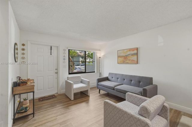 9853 Riverside Dr 8-24, Coral Springs, FL 33071