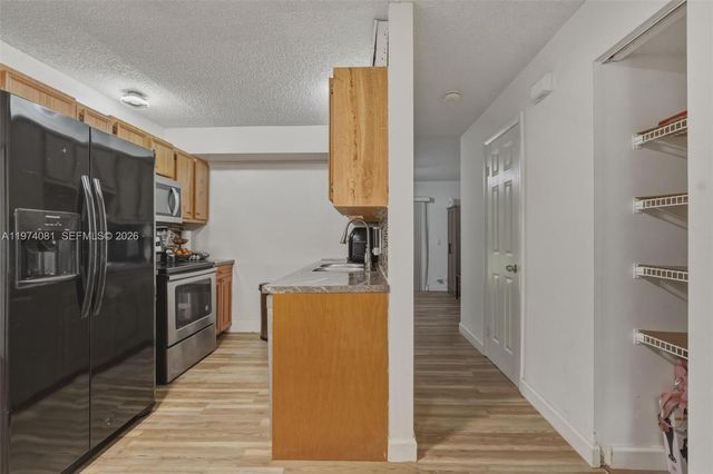 9853 Riverside Dr 8-24, Coral Springs, FL 33071