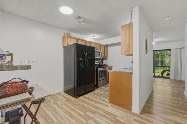 9853 Riverside Dr 8-24, Coral Springs, FL 33071