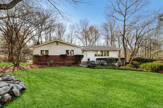 11 Fleetwood Avenue, Chestnut Ridge, NY 10977