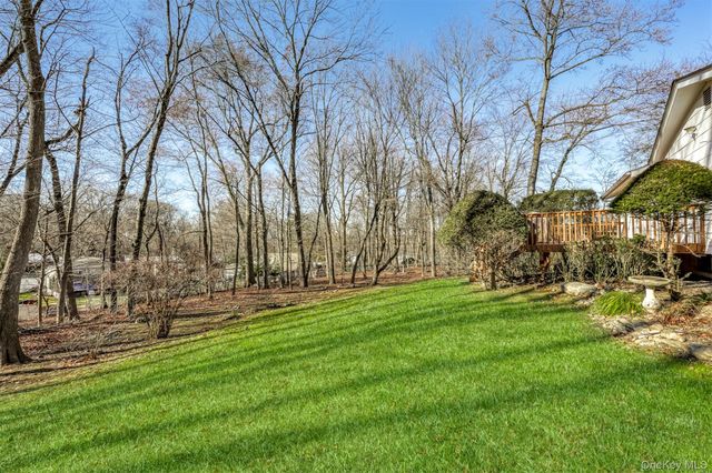 11 Fleetwood Avenue, Chestnut Ridge, NY 10977