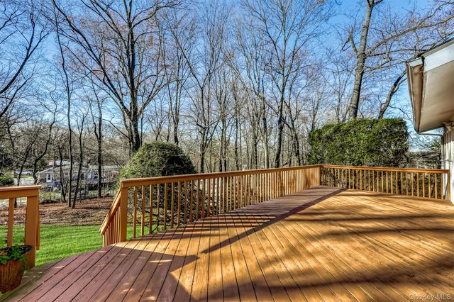 11 Fleetwood Avenue, Chestnut Ridge, NY 10977