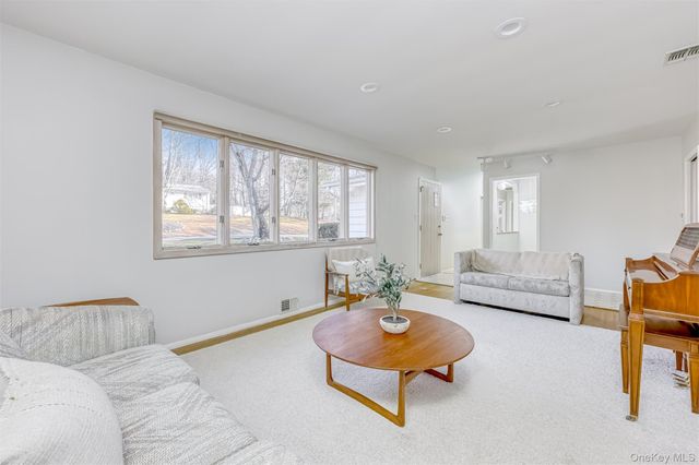 11 Fleetwood Avenue, Chestnut Ridge, NY 10977