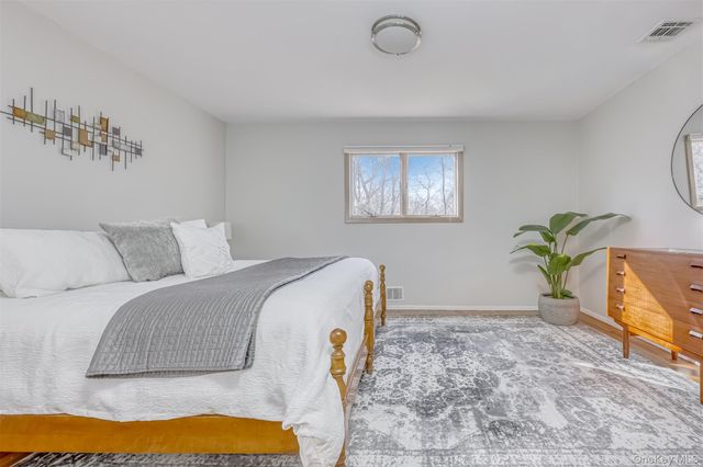 11 Fleetwood Avenue, Chestnut Ridge, NY 10977