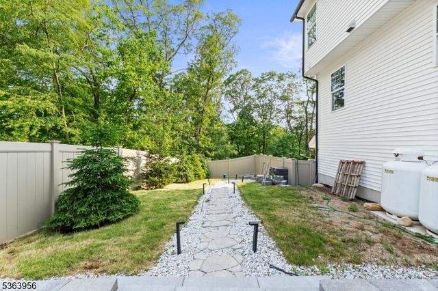 13 Williams Trl, Hopatcong Boro, NJ 07843