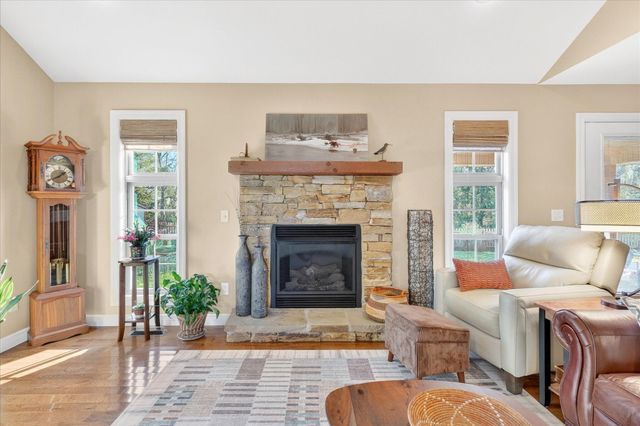 1922 N Pavilion Place, Strafford, MO 65757