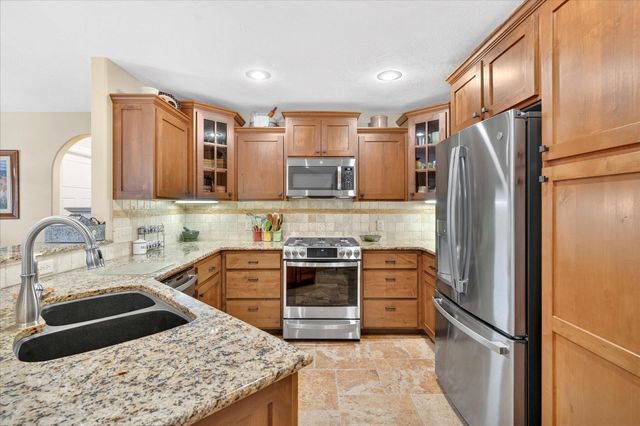 1922 N Pavilion Place, Strafford, MO 65757