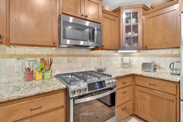 1922 N Pavilion Place, Strafford, MO 65757