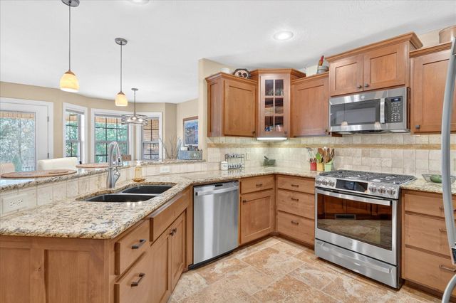 1922 N Pavilion Place, Strafford, MO 65757