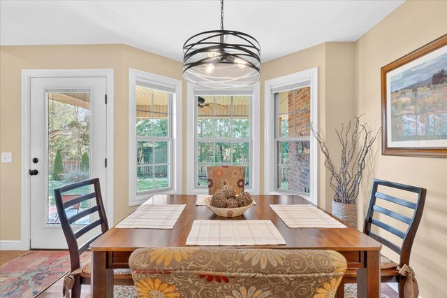 1922 N Pavilion Place, Strafford, MO 65757