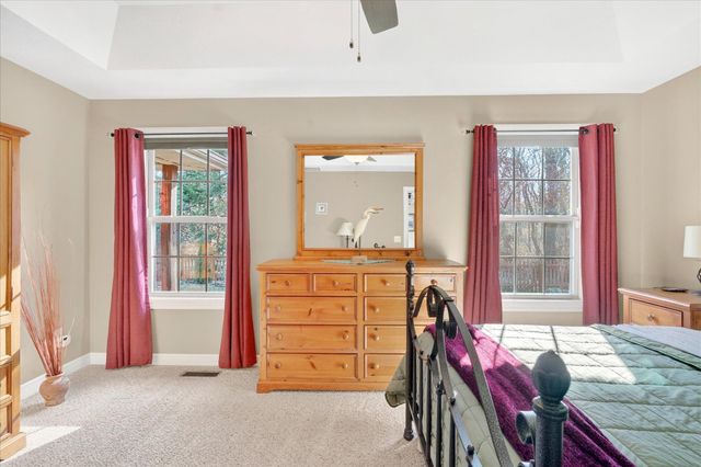 1922 N Pavilion Place, Strafford, MO 65757