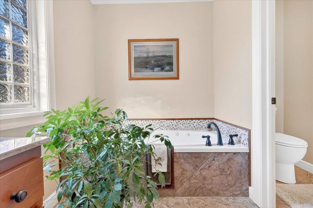 1922 N Pavilion Place, Strafford, MO 65757