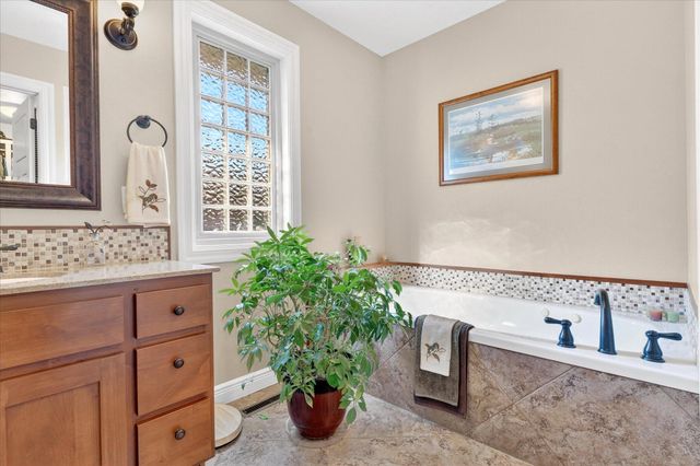 1922 N Pavilion Place, Strafford, MO 65757