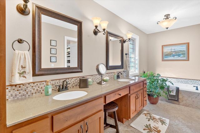 1922 N Pavilion Place, Strafford, MO 65757