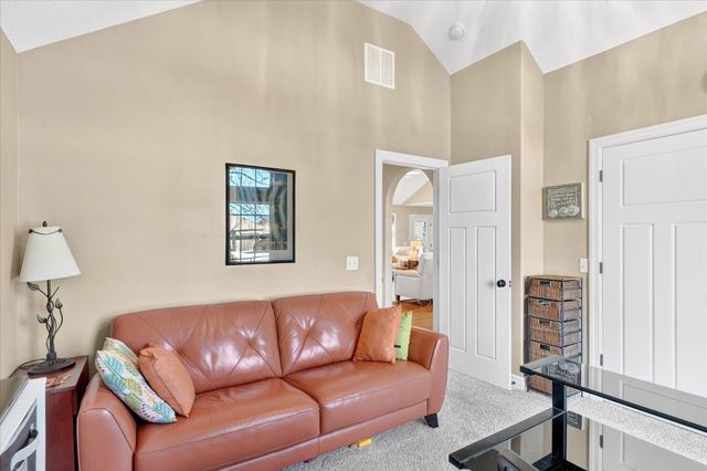 1922 N Pavilion Place, Strafford, MO 65757