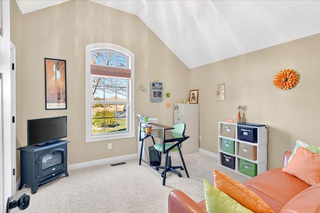 1922 N Pavilion Place, Strafford, MO 65757