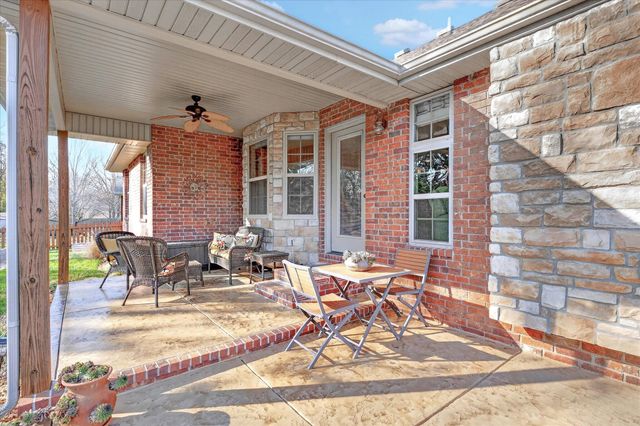 1922 N Pavilion Place, Strafford, MO 65757