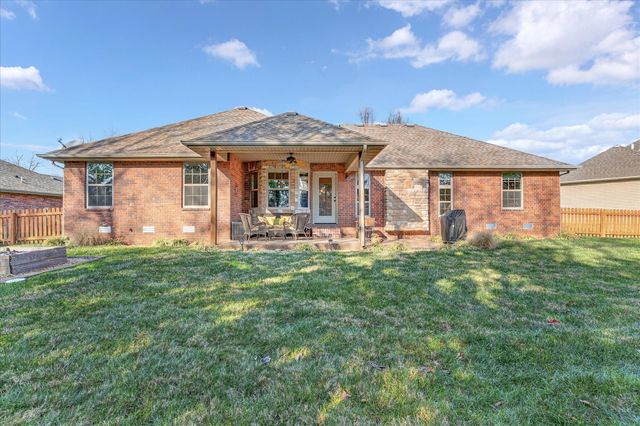 1922 N Pavilion Place, Strafford, MO 65757