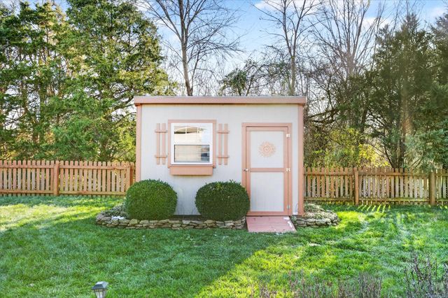 1922 N Pavilion Place, Strafford, MO 65757