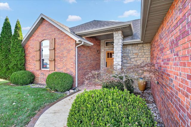 1922 N Pavilion Place, Strafford, MO 65757