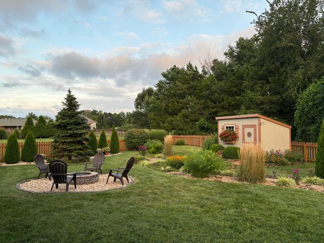 1922 N Pavilion Place, Strafford, MO 65757