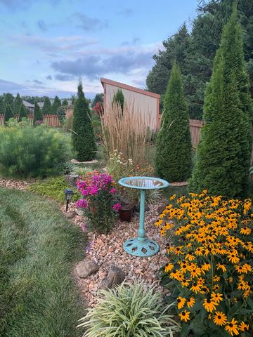 1922 N Pavilion Place, Strafford, MO 65757