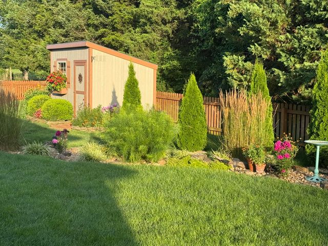 1922 N Pavilion Place, Strafford, MO 65757