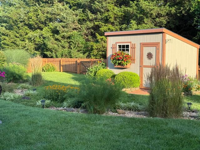 1922 N Pavilion Place, Strafford, MO 65757