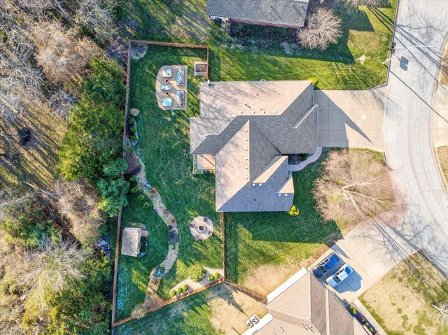 1922 N Pavilion Place, Strafford, MO 65757