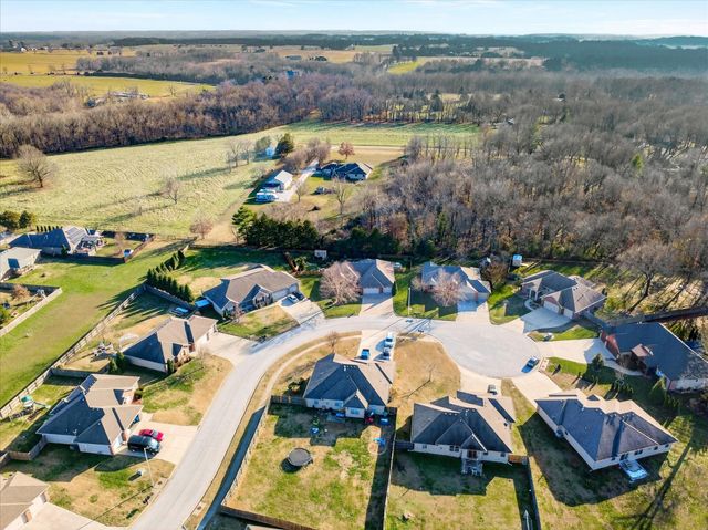 1922 N Pavilion Place, Strafford, MO 65757