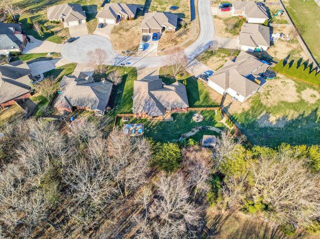 1922 N Pavilion Place, Strafford, MO 65757