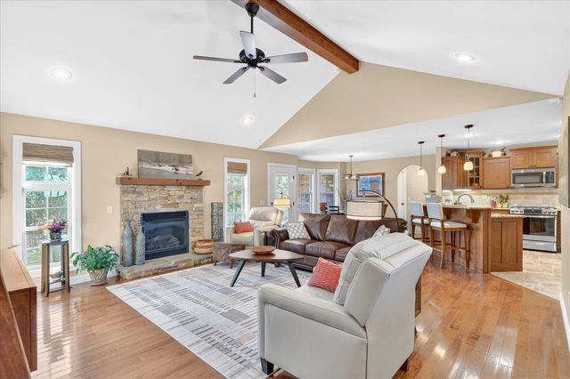 1922 N Pavilion Place, Strafford, MO 65757