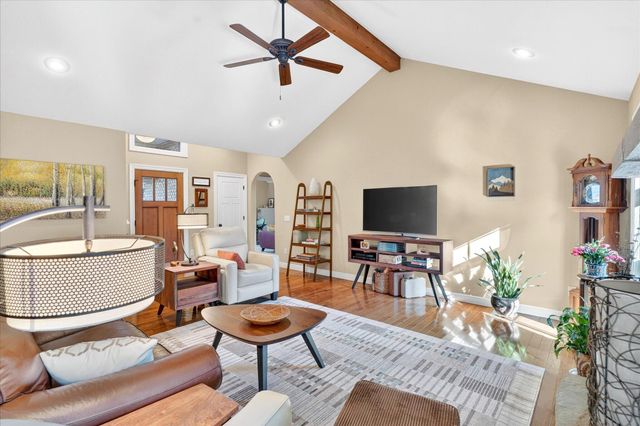 1922 N Pavilion Place, Strafford, MO 65757