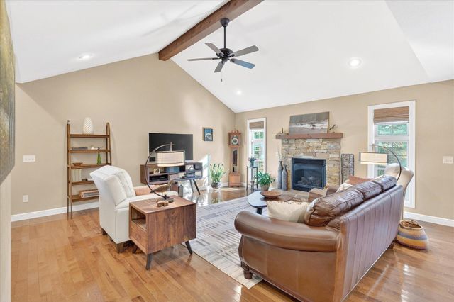 1922 N Pavilion Place, Strafford, MO 65757