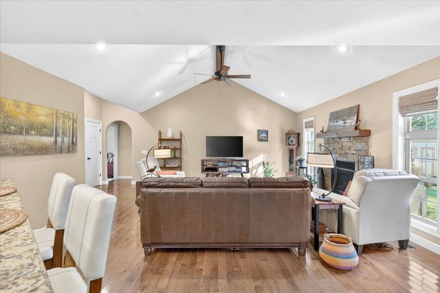 1922 N Pavilion Place, Strafford, MO 65757