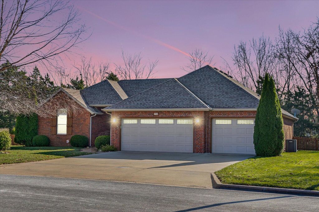 1922 N Pavilion Place, Strafford, MO 65757