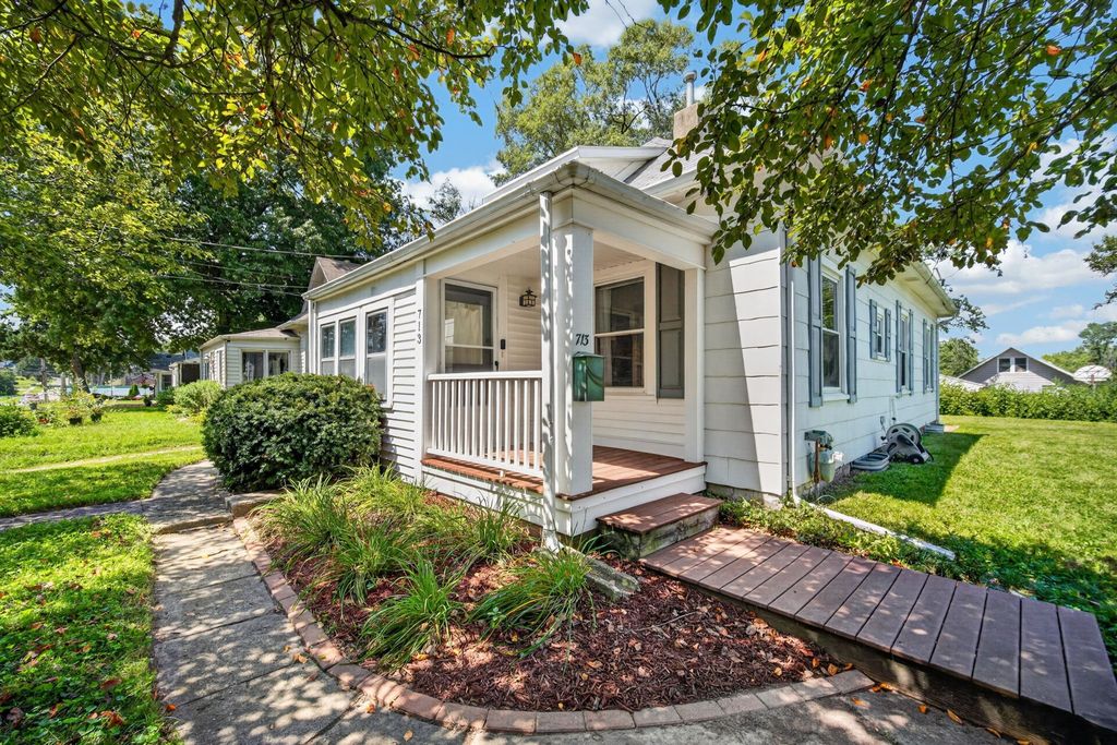 713 Pleasant View Drive, Des Moines, IA 50315