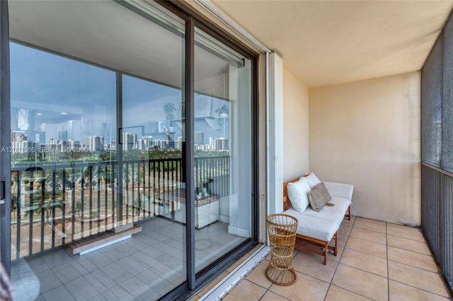 20379 W Country Club Dr 1237, Aventura, FL 33180
