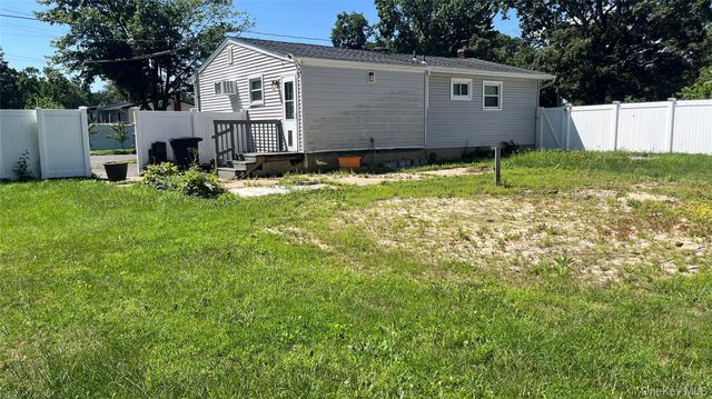 23 Pine Street, Brentwood, NY 11717
