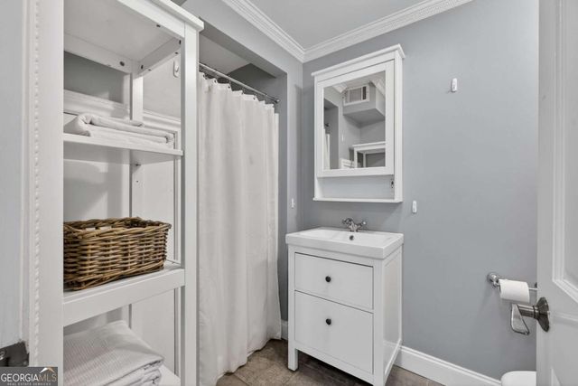 1040 Lindridge Drive NE, Atlanta, GA 30324