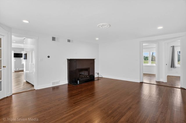 132 Harvey Avenue, Wood Dale, IL 60191