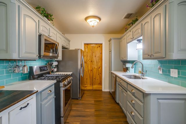 1215 Davis Street, Cleburne, TX 76033