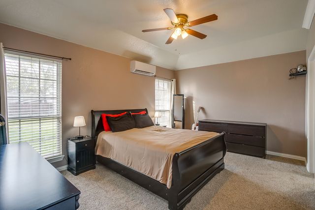 1215 Davis Street, Cleburne, TX 76033