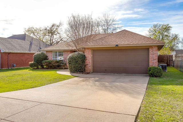 1215 Davis Street, Cleburne, TX 76033