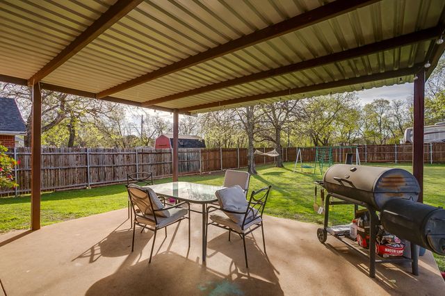 1215 Davis Street, Cleburne, TX 76033
