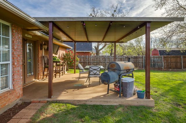 1215 Davis Street, Cleburne, TX 76033