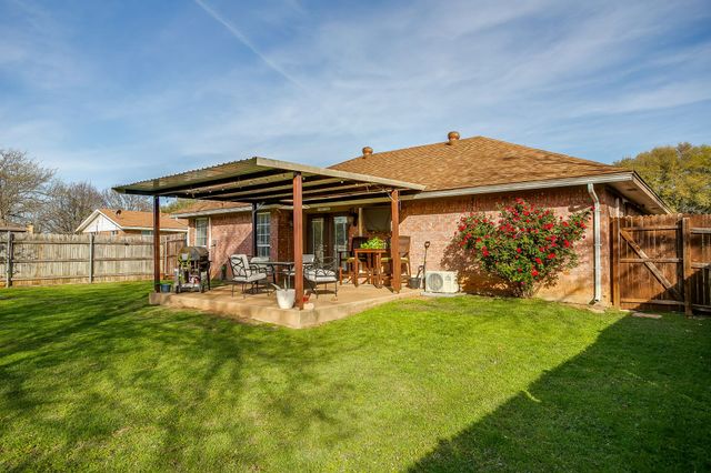 1215 Davis Street, Cleburne, TX 76033