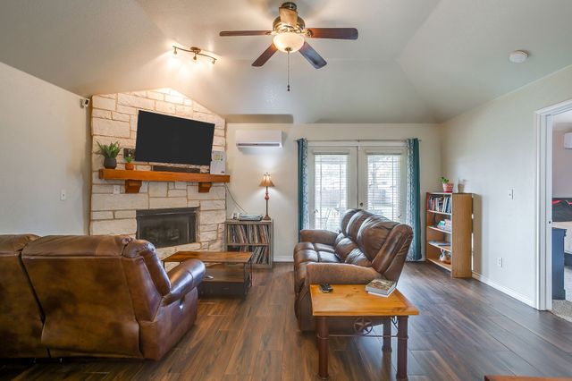 1215 Davis Street, Cleburne, TX 76033